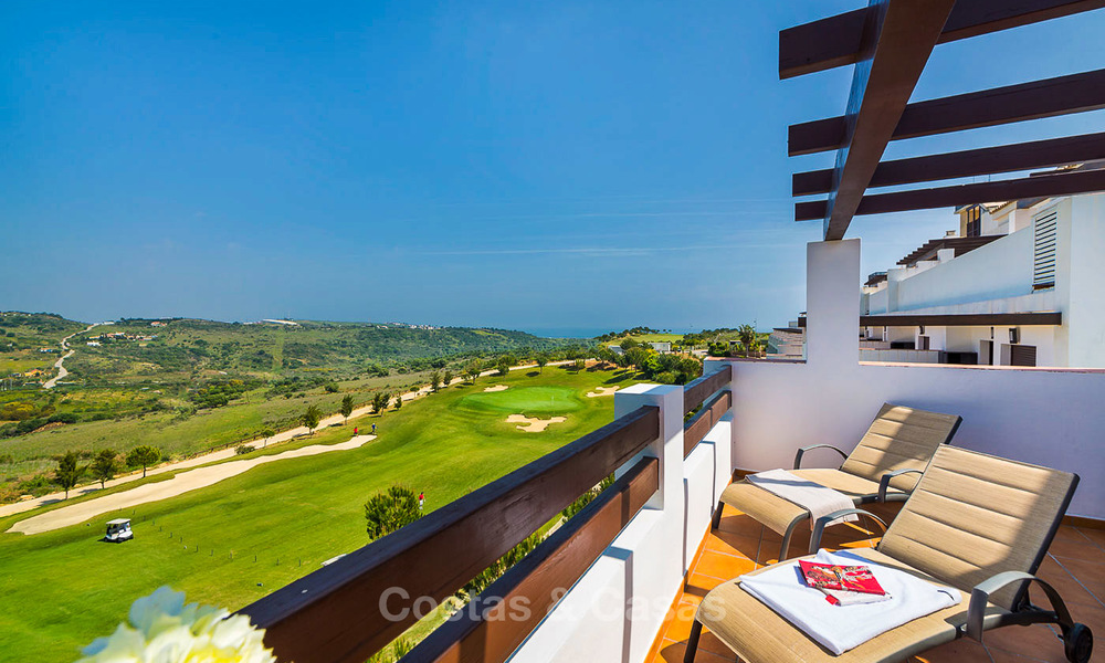 Eerstelijn golf beleggings-appartementen te koop in 4-sterren vakantieoord met golf-, berg- en/of zeezicht in Estepona, Costa del Sol 9903