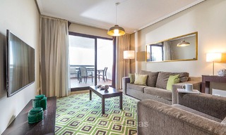 Eerstelijn golf beleggings-appartementen te koop in 4-sterren vakantieoord met golf-, berg- en/of zeezicht in Estepona, Costa del Sol 9907 