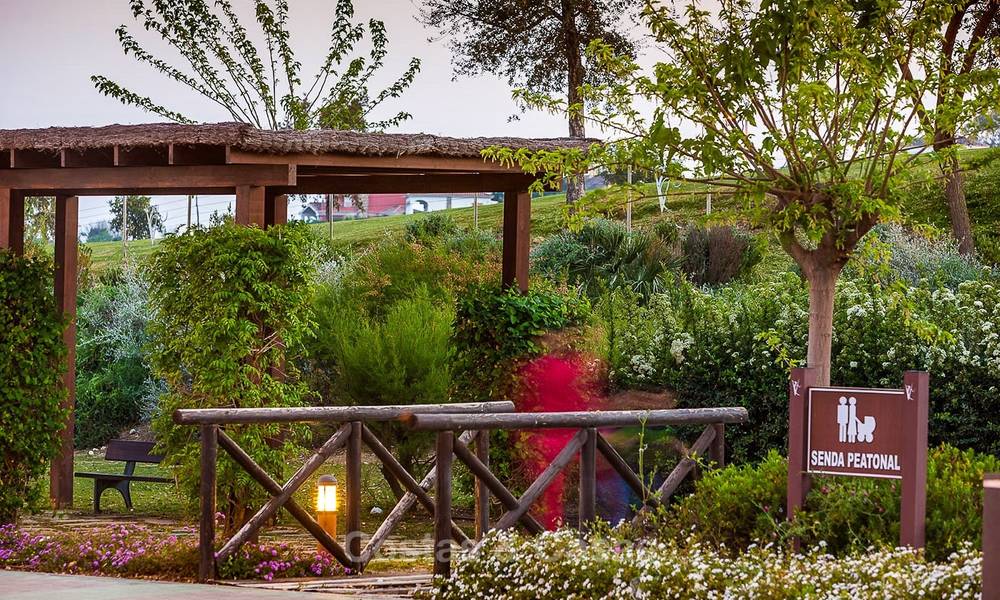 Eerstelijn golf beleggings-appartementen te koop in 4-sterren vakantieoord met golf-, berg- en/of zeezicht in Estepona, Costa del Sol 9911