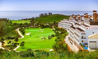 Eerstelijn golf beleggings-appartementen te koop in 4-sterren vakantieoord met golf-, berg- en/of zeezicht in Estepona, Costa del Sol 9913 