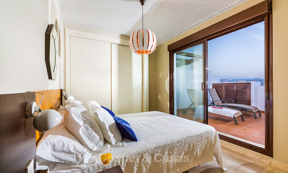 Eerstelijn golf beleggings-appartementen te koop in 4-sterren vakantieoord met golf-, berg- en/of zeezicht in Estepona, Costa del Sol 9921