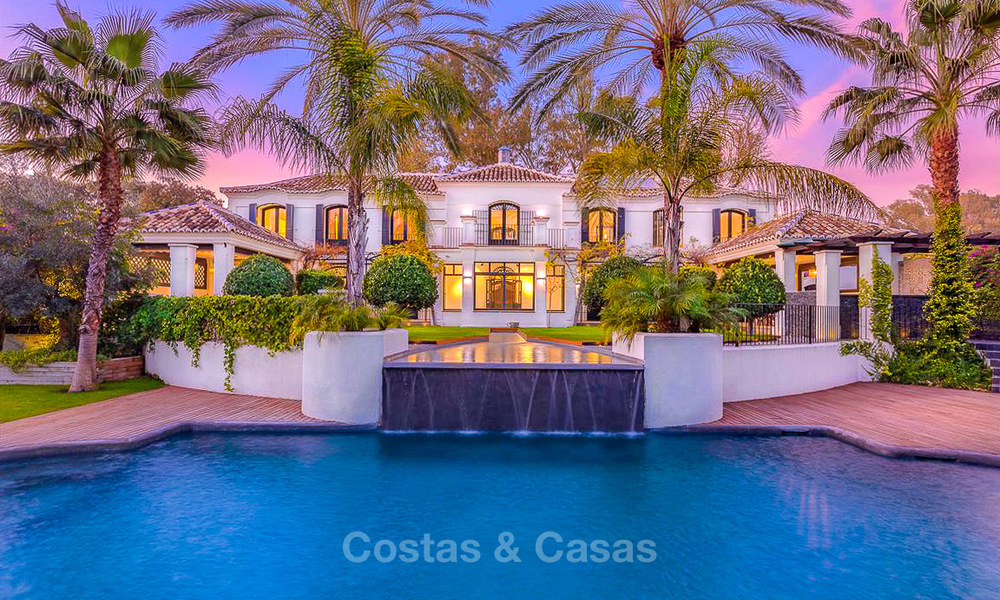 Vorstelijke villa in mediterrane stijl te koop in een prestigieuze woonwijk aan het strand, Guadalmina Baja, Marbella 9962
