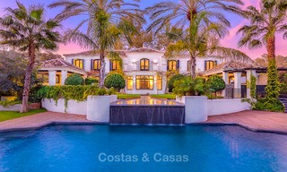Vorstelijke villa in mediterrane stijl te koop in een prestigieuze woonwijk aan het strand, Guadalmina Baja, Marbella 9962 
