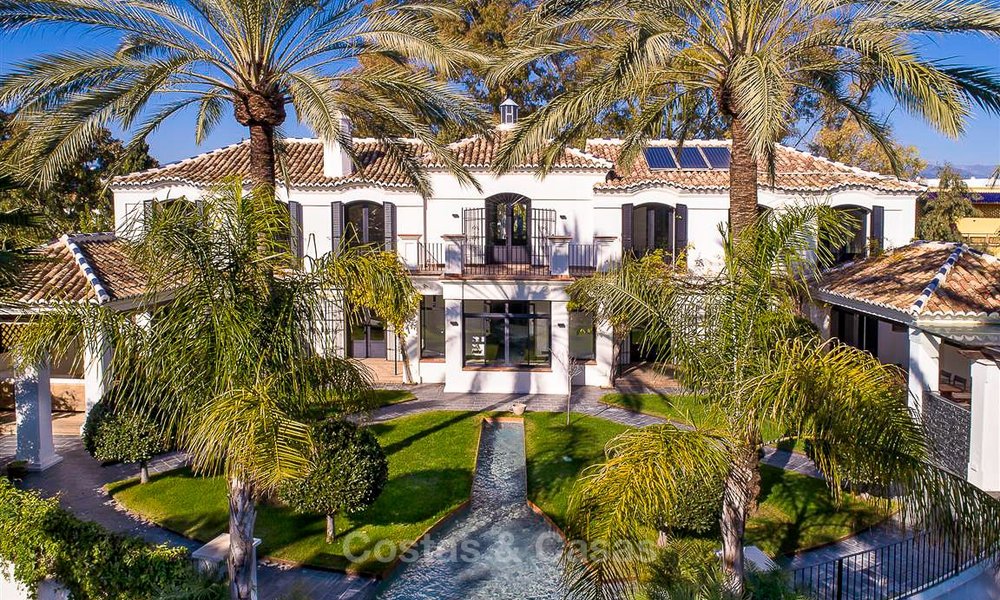 Vorstelijke villa in mediterrane stijl te koop in een prestigieuze woonwijk aan het strand, Guadalmina Baja, Marbella 9992