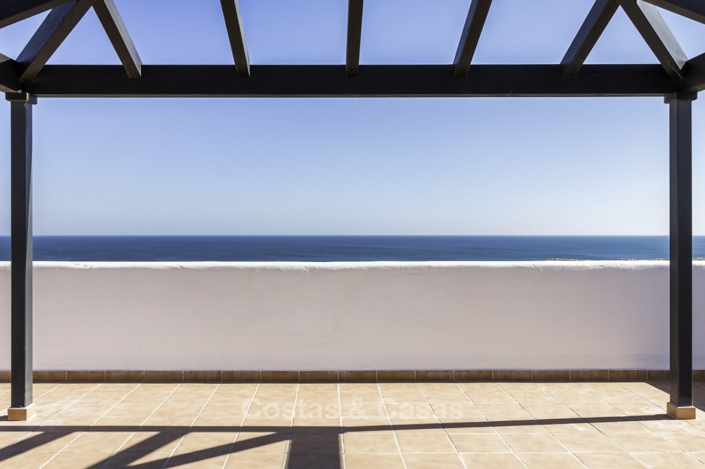 Nieuwe eerstelijns golf appartementen met zeezicht te koop, instapklaar, op loopafstand van het strand - Casares, Costa del Sol 11128