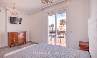 Ruime half-vrijstaande villa met prachtig zeezicht te koop, in een prestigieus strandcomplex - Oost Marbella 10046 