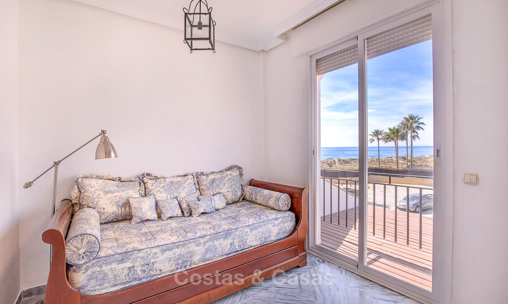 Ruime half-vrijstaande villa met prachtig zeezicht te koop, in een prestigieus strandcomplex - Oost Marbella 10047