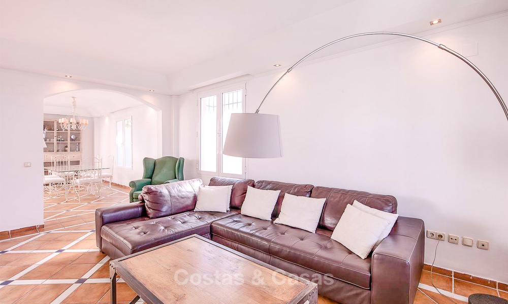 Ruime half-vrijstaande villa met prachtig zeezicht te koop, in een prestigieus strandcomplex - Oost Marbella 10050