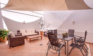 Ruime half-vrijstaande villa met prachtig zeezicht te koop, in een prestigieus strandcomplex - Oost Marbella 10053 