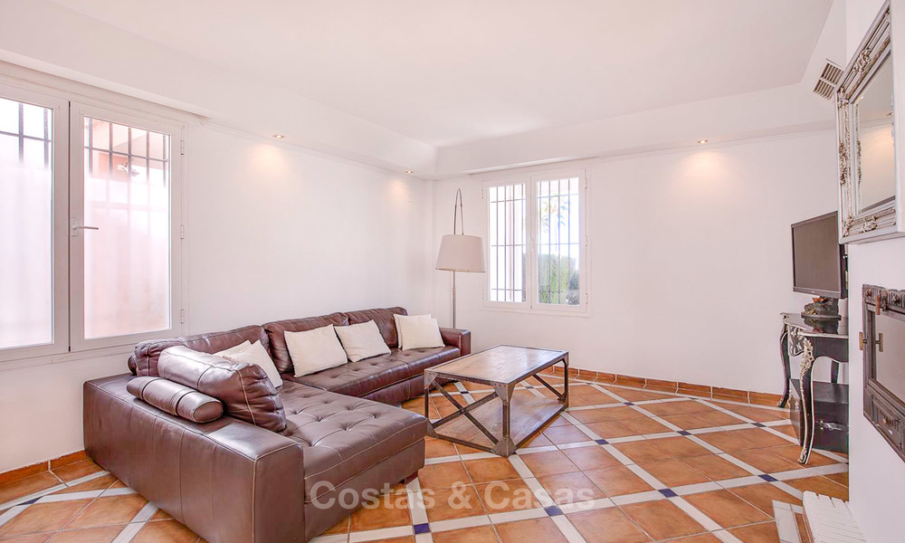 Ruime half-vrijstaande villa met prachtig zeezicht te koop, in een prestigieus strandcomplex - Oost Marbella 10054