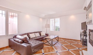 Ruime half-vrijstaande villa met prachtig zeezicht te koop, in een prestigieus strandcomplex - Oost Marbella 10054 