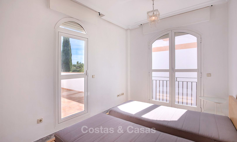 Ruime half-vrijstaande villa met prachtig zeezicht te koop, in een prestigieus strandcomplex - Oost Marbella 10056