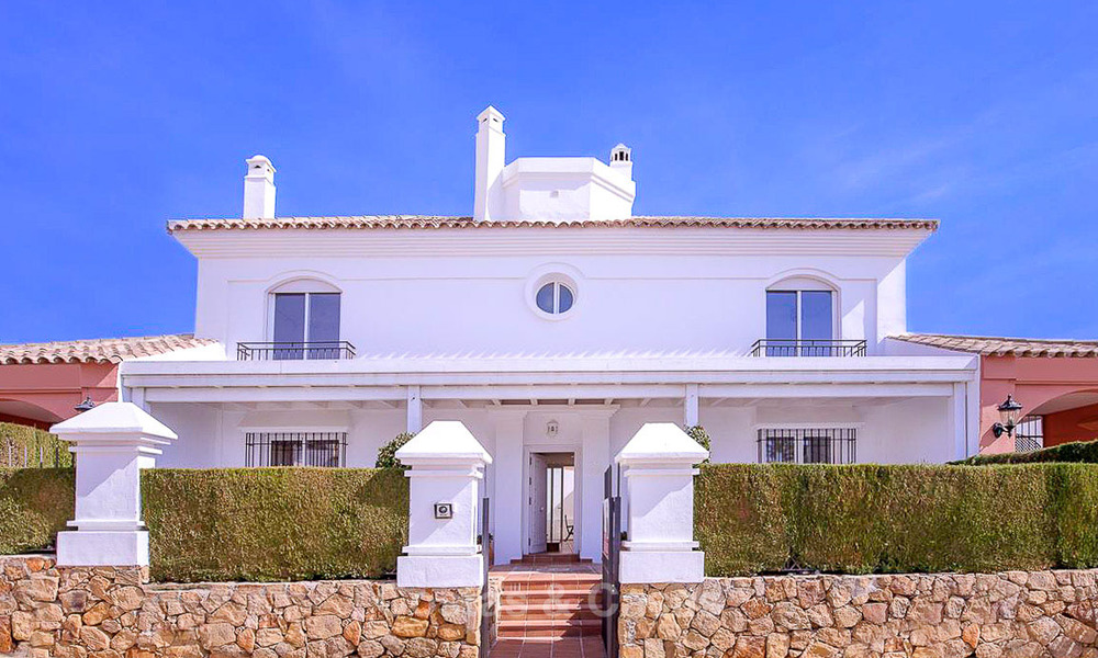 Ruime half-vrijstaande villa met prachtig zeezicht te koop, in een prestigieus strandcomplex - Oost Marbella 10072