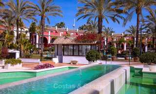 Ruime half-vrijstaande villa met prachtig zeezicht te koop, in een prestigieus strandcomplex - Oost Marbella 10062 