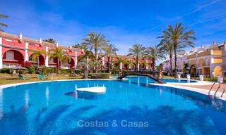 Ruime half-vrijstaande villa met prachtig zeezicht te koop, in een prestigieus strandcomplex - Oost Marbella 10065 