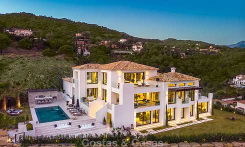 Oogstrelende, volledig gerenoveerde luxe villa met adembenemend zeezicht te koop in El Madroñal, Benahavis - Marbella 10089