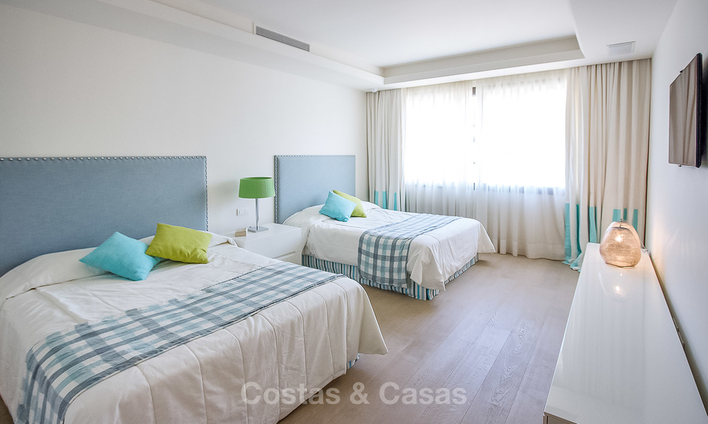 Spectaculair eerstelijnstrand duplex appartement te koop, in een exclusief complex, Puerto Banus, Marbella 10215