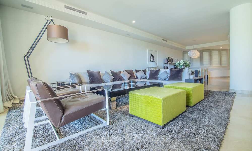 Spectaculair eerstelijnstrand duplex appartement te koop, in een exclusief complex, Puerto Banus, Marbella 10218