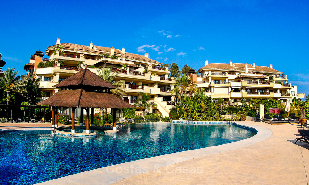 Spectaculair eerstelijnstrand duplex appartement te koop, in een exclusief complex, Puerto Banus, Marbella 10227