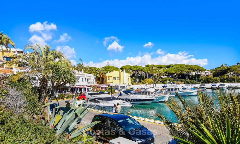 Charmant, zeer ruim duplex appartement te koop, eerstelijnstrand en jachthaven van Cabopino, Oost Marbella 10263