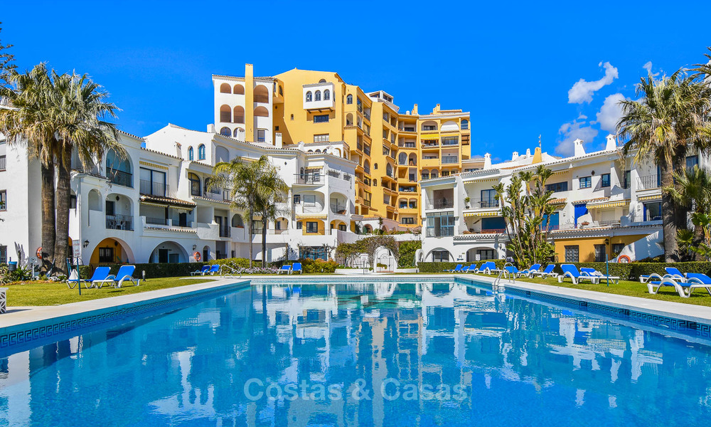 Charmant, zeer ruim duplex appartement te koop, eerstelijnstrand en jachthaven van Cabopino, Oost Marbella 10266