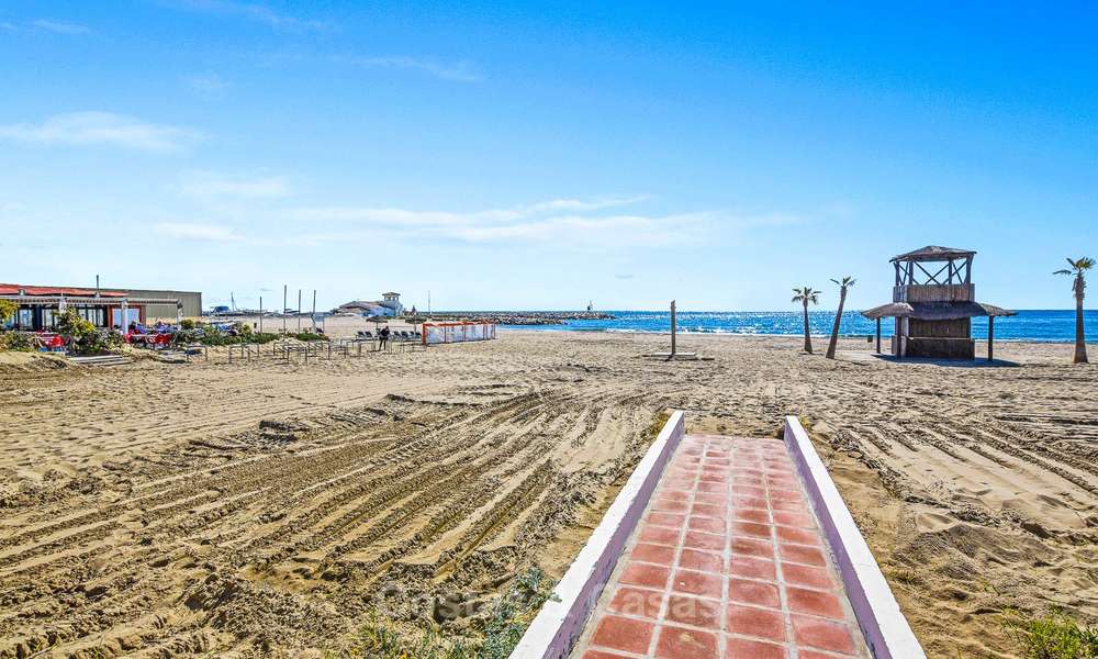 Charmant, zeer ruim duplex appartement te koop, eerstelijnstrand en jachthaven van Cabopino, Oost Marbella 10268