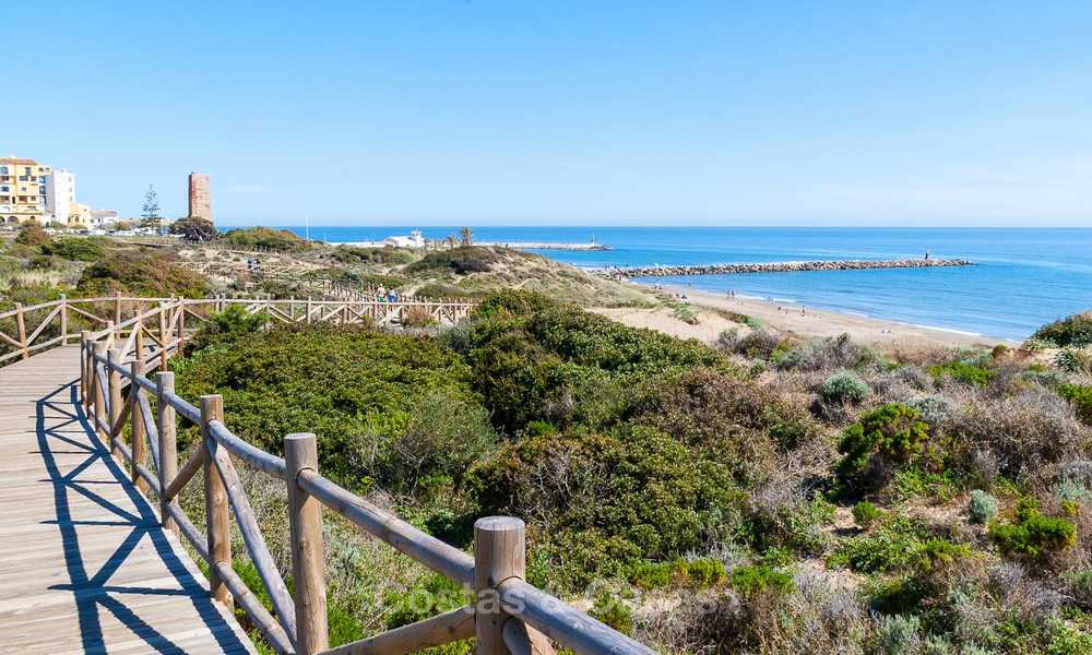 Charmant, zeer ruim duplex appartement te koop, eerstelijnstrand en jachthaven van Cabopino, Oost Marbella 10277