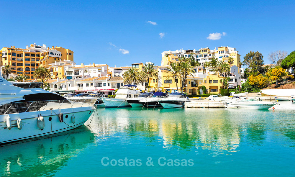 Charmant, zeer ruim duplex appartement te koop, eerstelijnstrand en jachthaven van Cabopino, Oost Marbella 10269