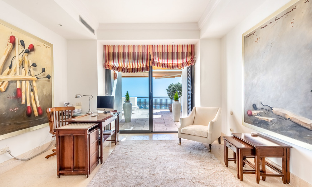 Indrukwekkend en luxueus modern penthouse appartement met panoramisch zeezicht te koop, Marbella East 10293