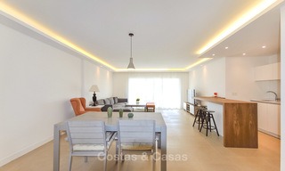 Recentelijk gerenoveerd, modern appartement te koop, met zeezicht en op loopafstand van het strand en voorzieningen, Nueva Andalucía, Marbella 10305 
