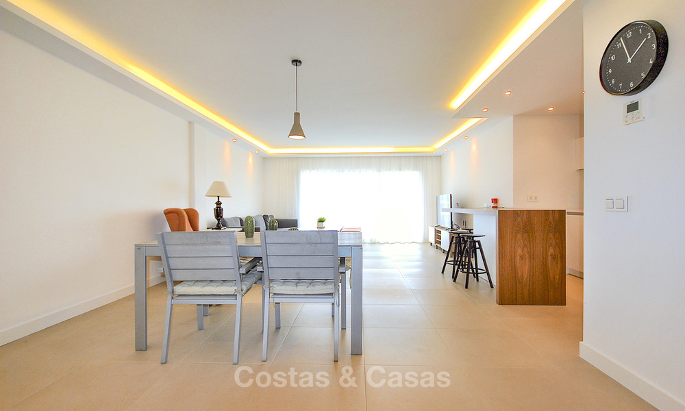 Recentelijk gerenoveerd, modern appartement te koop, met zeezicht en op loopafstand van het strand en voorzieningen, Nueva Andalucía, Marbella 10306