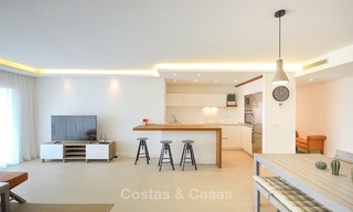 Recentelijk gerenoveerd, modern appartement te koop, met zeezicht en op loopafstand van het strand en voorzieningen, Nueva Andalucía, Marbella 10308 
