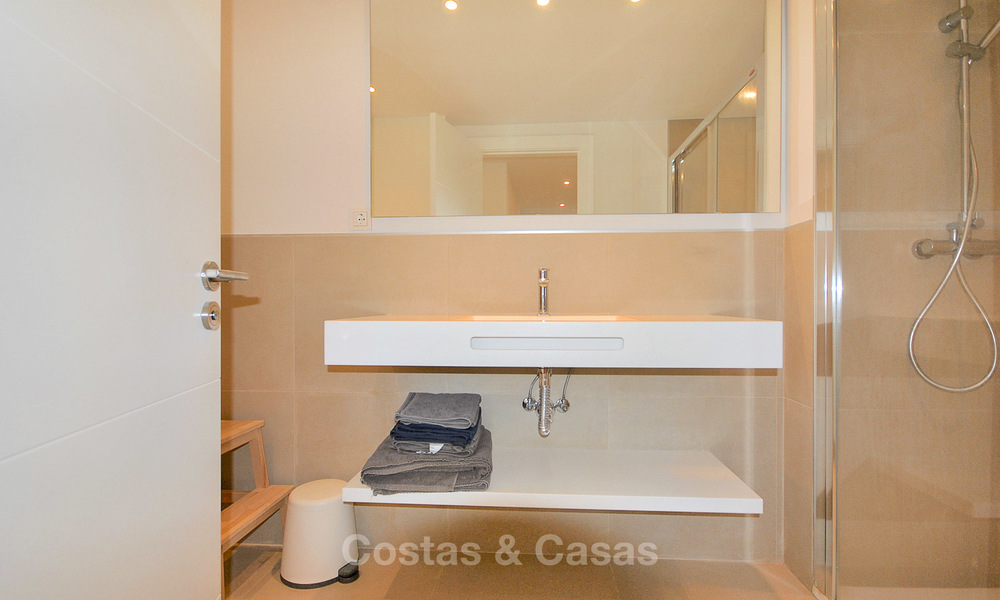 Recentelijk gerenoveerd, modern appartement te koop, met zeezicht en op loopafstand van het strand en voorzieningen, Nueva Andalucía, Marbella 10316
