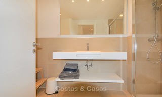 Recentelijk gerenoveerd, modern appartement te koop, met zeezicht en op loopafstand van het strand en voorzieningen, Nueva Andalucía, Marbella 10316 