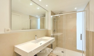 Recentelijk gerenoveerd, modern appartement te koop, met zeezicht en op loopafstand van het strand en voorzieningen, Nueva Andalucía, Marbella 10317 