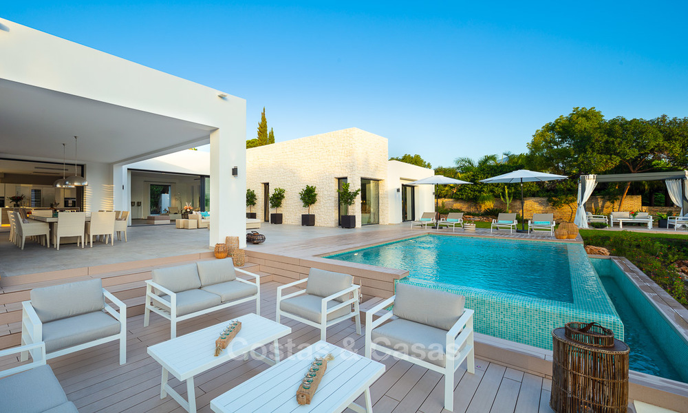 Imposante moderne eigentijdse luxe villa te koop in de Golf Vallei van Nueva Andalucia, Marbella 10433