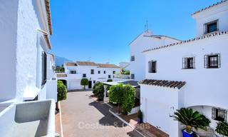 Gezellige, volledig gerenoveerde eerstelijn golf rijhuis te koop in Nueva Andalucia's golf vallei, Marbella 10470 
