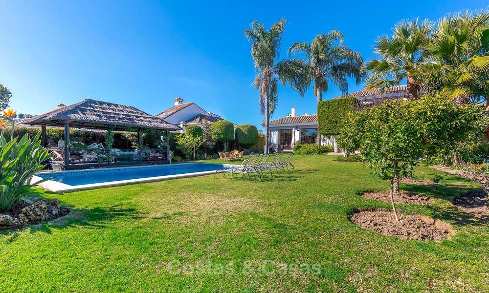 Te koop: Villa in Andalusische stijl in een luxe golf urbanisatie, op loopafstand van voorzieningen - Golf Valley, Nueva Andalucía, Marbella 10490