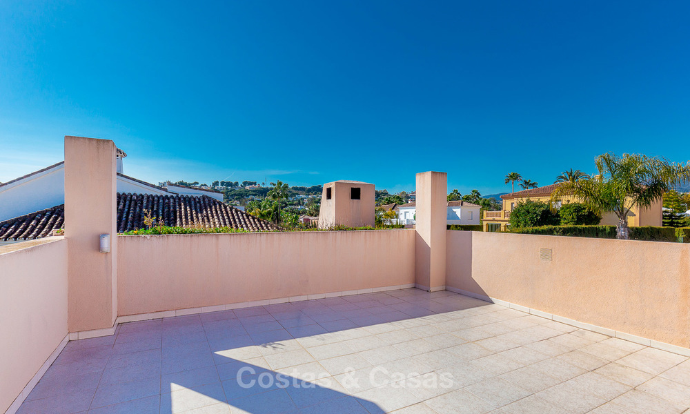 Te koop: Villa in Andalusische stijl in een luxe golf urbanisatie, op loopafstand van voorzieningen - Golf Valley, Nueva Andalucía, Marbella 10493