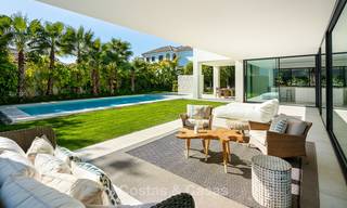 Oogstrelende nieuwbouwvilla in hedendaagse stijl te koop, aan het strand en instapklaar, Marbella - Oost-Estepona 10510 