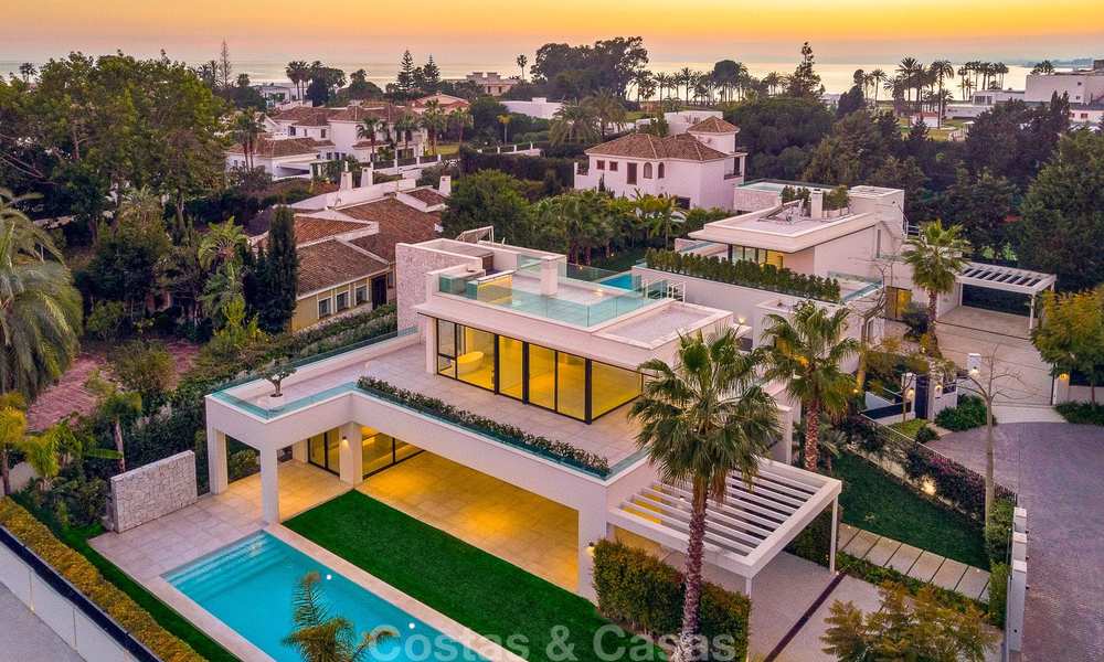 Oogstrelende nieuwbouwvilla in hedendaagse stijl te koop, aan het strand en instapklaar, Marbella - Oost-Estepona 10520