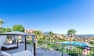 Luxueus hoek penthouse appartement met adembenemend panoramisch uitzicht op zee, golf en bergen te koop, Benahavis, Marbella 10560 