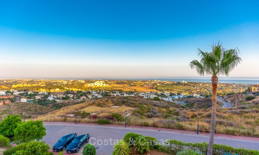 Luxueus hoek penthouse appartement met adembenemend panoramisch uitzicht op zee, golf en bergen te koop, Benahavis, Marbella 10566