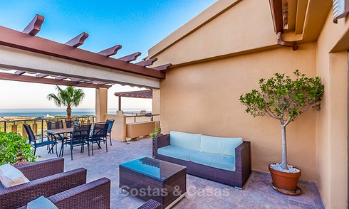 Luxueus hoek penthouse appartement met adembenemend panoramisch uitzicht op zee, golf en bergen te koop, Benahavis, Marbella 10568