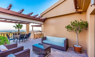 Luxueus hoek penthouse appartement met adembenemend panoramisch uitzicht op zee, golf en bergen te koop, Benahavis, Marbella 10568 
