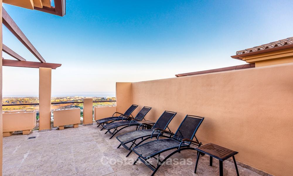Luxueus hoek penthouse appartement met adembenemend panoramisch uitzicht op zee, golf en bergen te koop, Benahavis, Marbella 10573