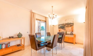 Luxueus hoek penthouse appartement met adembenemend panoramisch uitzicht op zee, golf en bergen te koop, Benahavis, Marbella 10582 