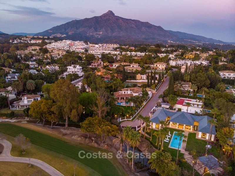 Spectaculaire, eigentijdse luxe villa te koop, eerstelijn golf in Las Brisas, Nueva Andalucia, Marbella 10643 