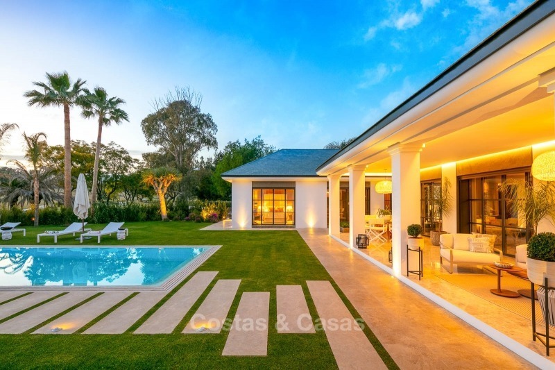Spectaculaire, eigentijdse luxe villa te koop, eerstelijn golf in Las Brisas, Nueva Andalucia, Marbella 10650 