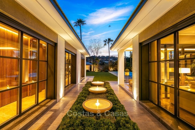 Spectaculaire, eigentijdse luxe villa te koop, eerstelijn golf in Las Brisas, Nueva Andalucia, Marbella 10651 